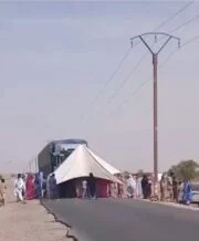 سكان "الغايره" يقطعون طريق الأمل