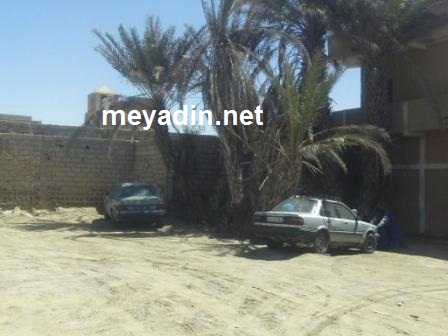 مسكين وجد بعض السائقين لمساعدته في بدء تشغيل محرك سيارته بعد الإفراج عنها