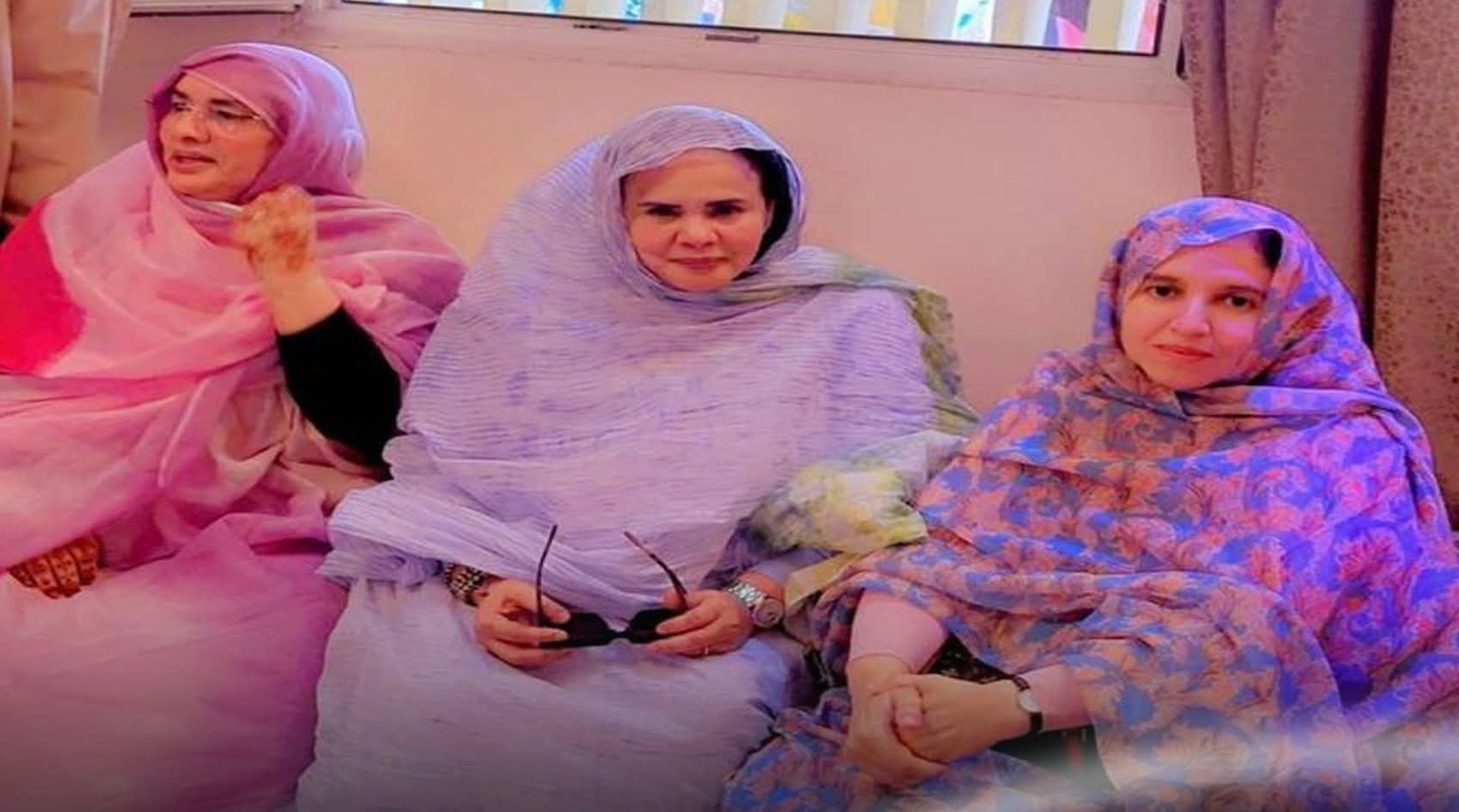 تكبر بنت أحمد وبرفقتها زينب بنت معاوية