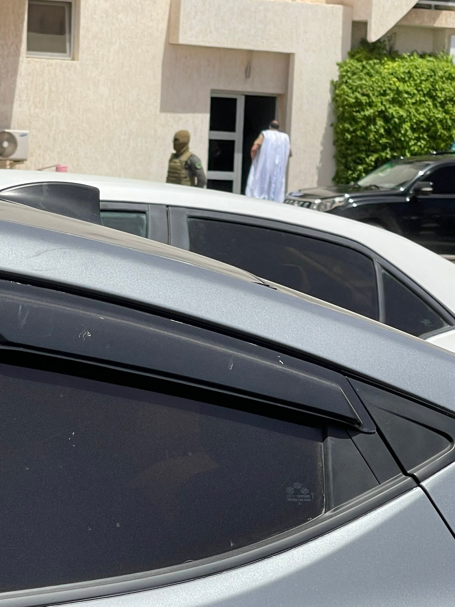 نقل الرئيس السابق إلى عيادة خصوصية لإجراء فحوصات طبية (صور)