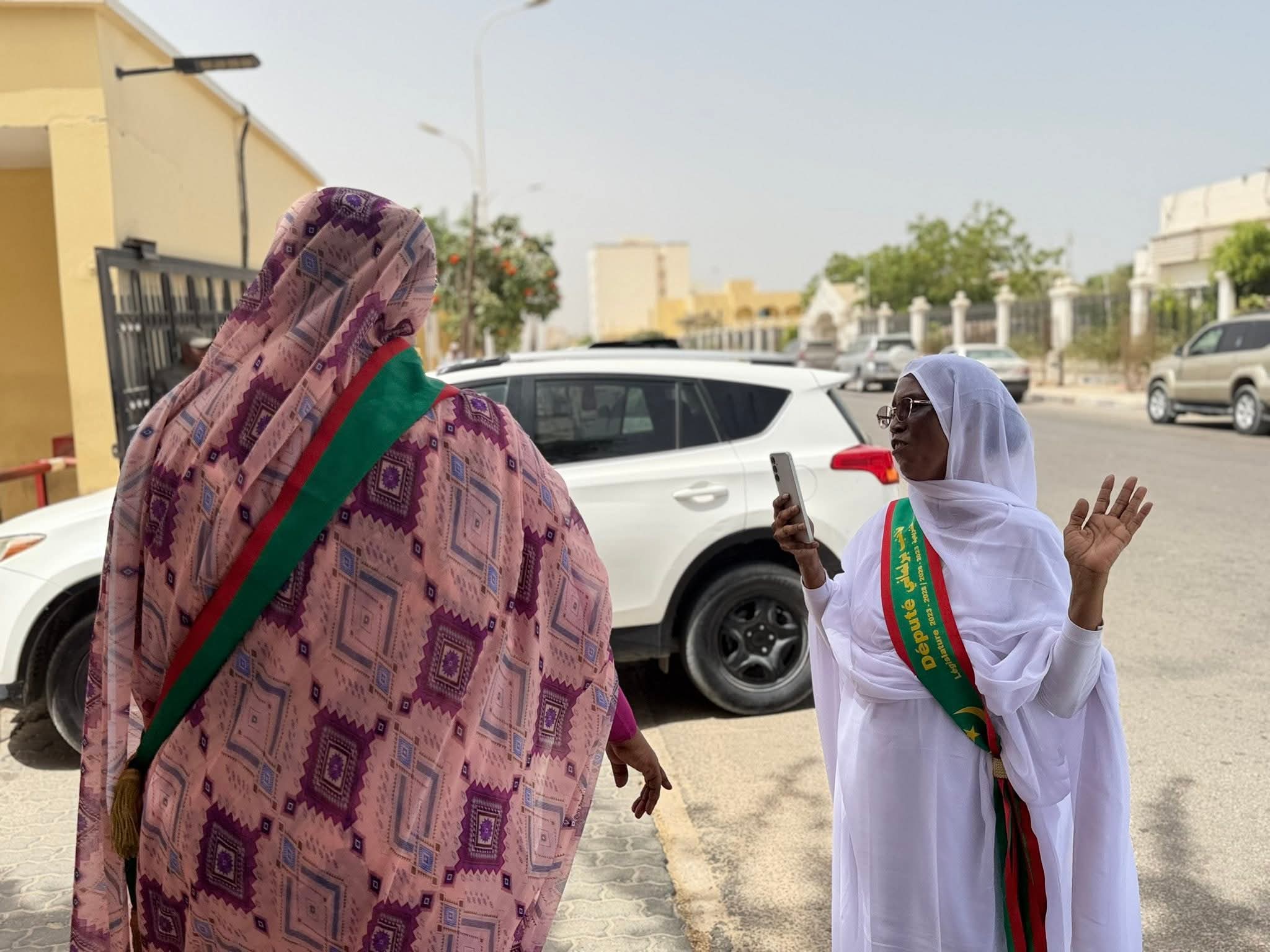 الحرس يمنع مريم وقامو من دخول البرلمان (صور)