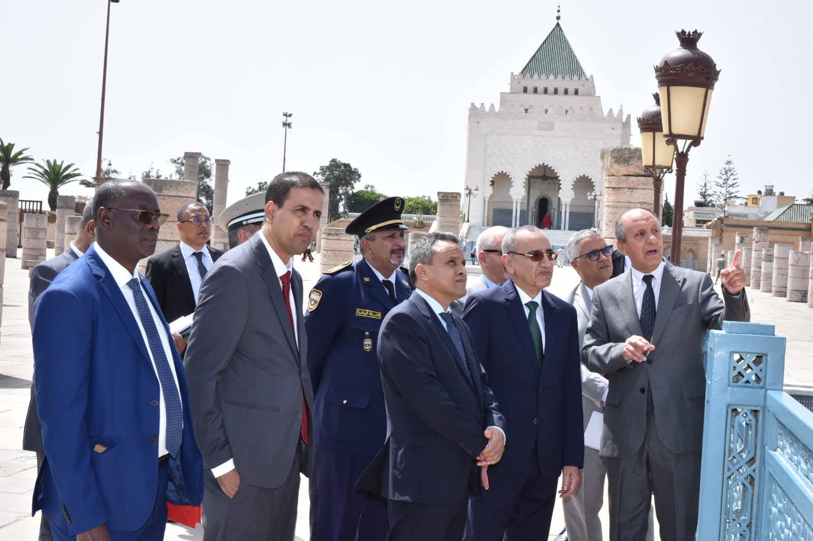 وزير الداخلية يزور ضريح محمد الخامس في الرباط