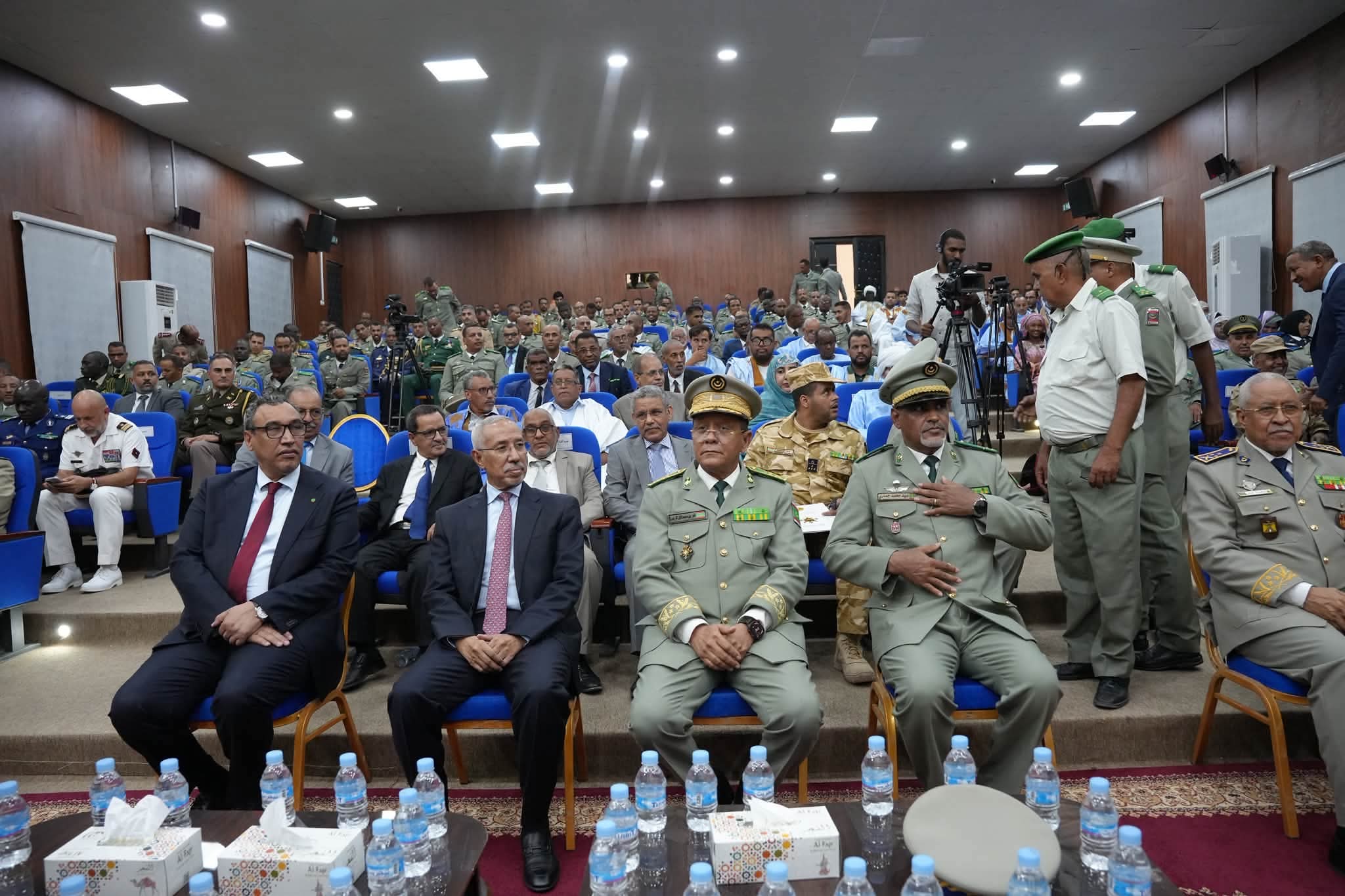 وزير الدفاع يشرف على حفل تخرج الدفعة التاسعة عشرة العادية والدفعة السابعة الخاصة من كلية الأركان (صور)