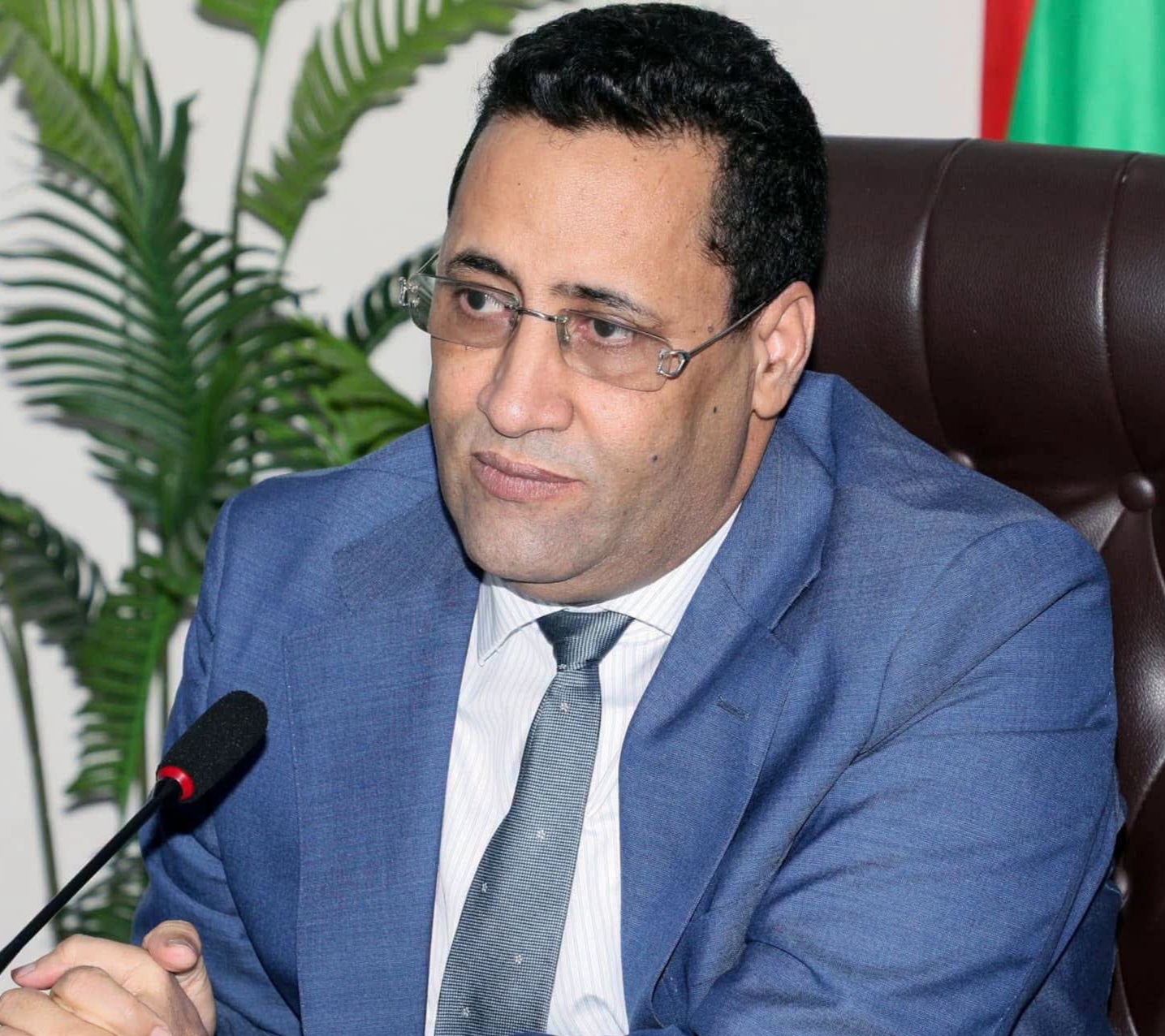 الوزير الأول يدعو الولاة للعمل بروح الفريق الواحد