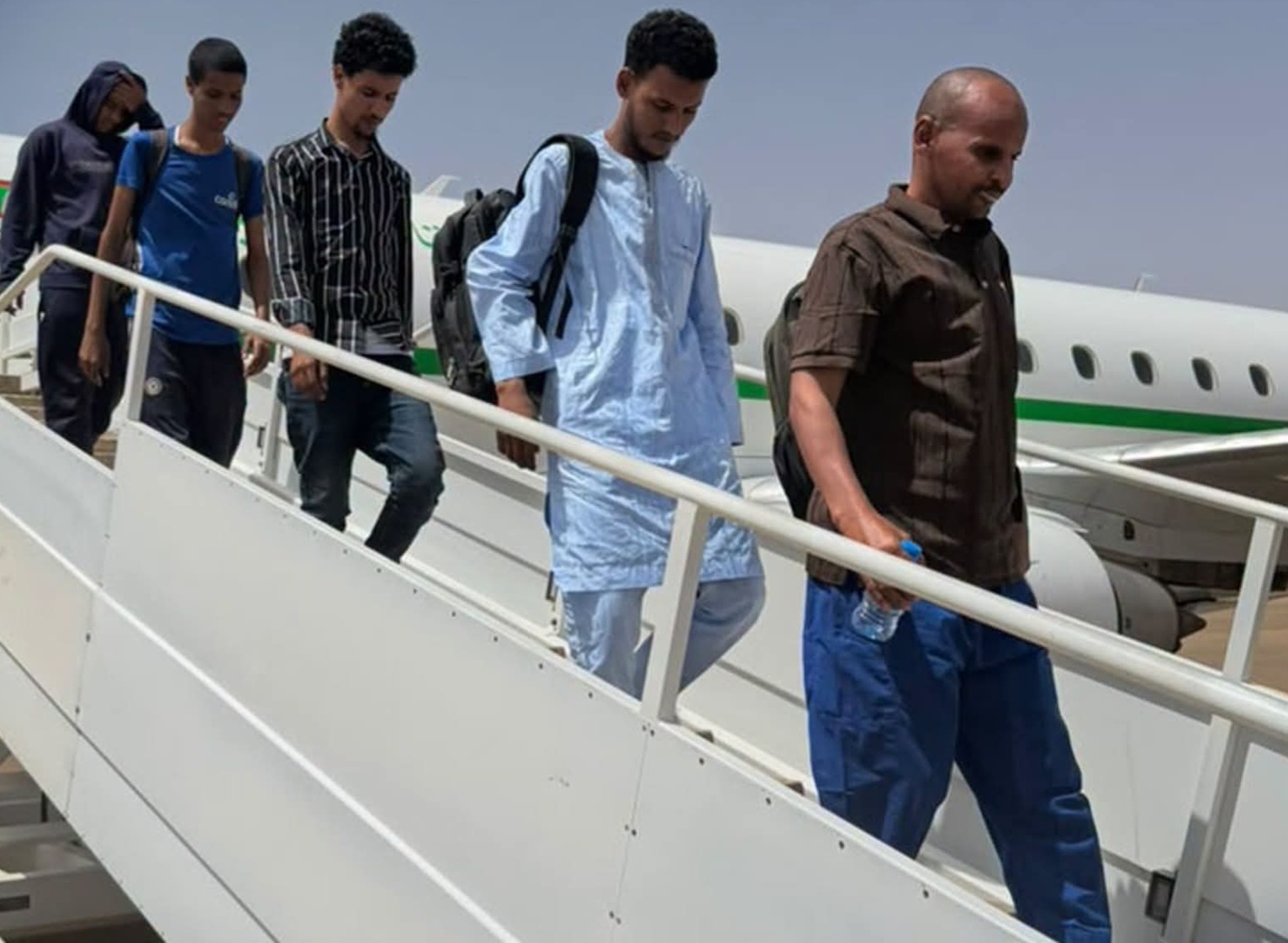 استقبال عائلي ورسمي في مطار النعمة للموريتانيين المفرج عنهم من طرف السلطات المالية