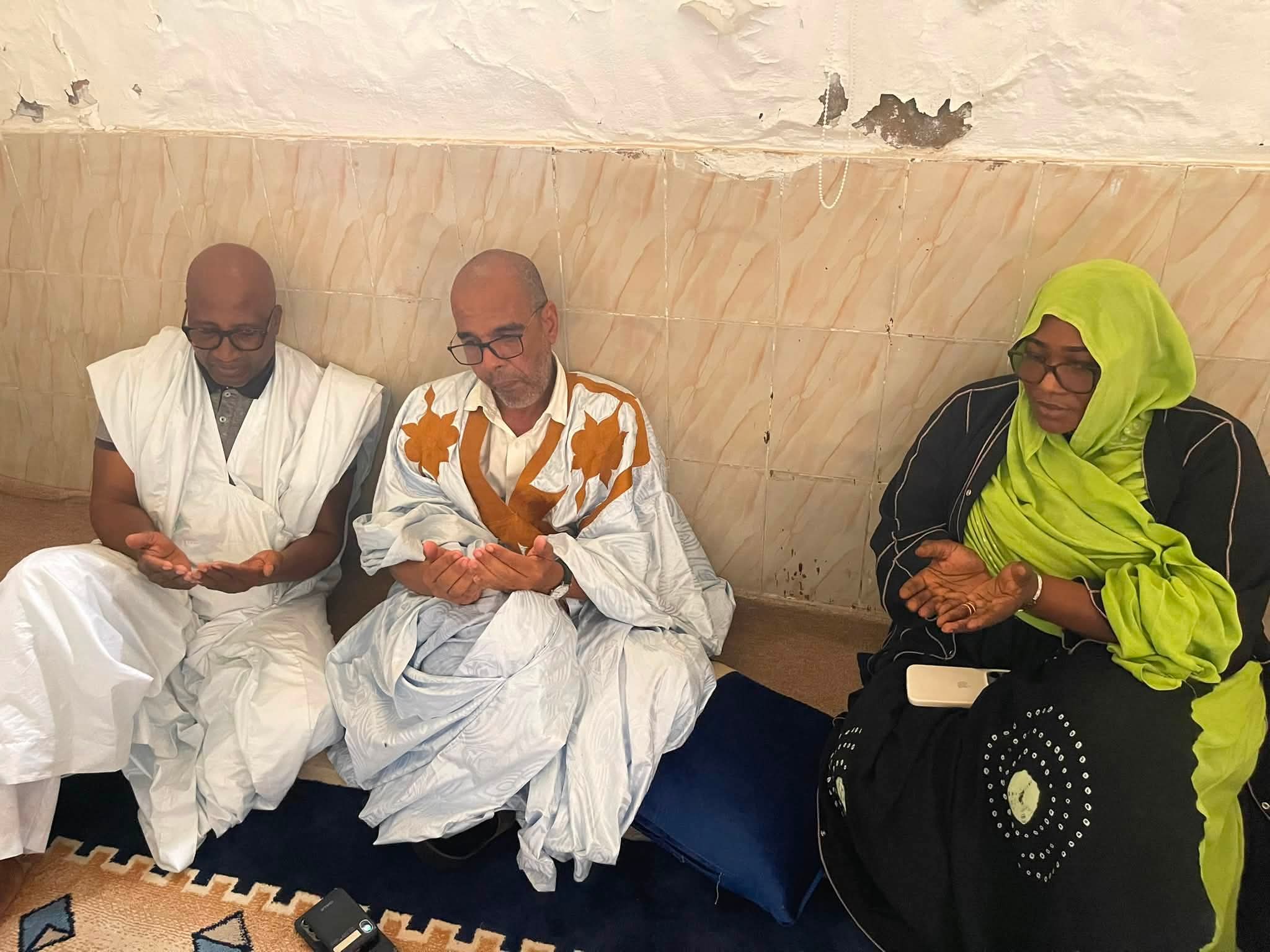 وفد من بلدية الميناء يقدم التعازي في وفاة والدة العمدة المساعد ماء العينين ولد خطراتي (صور)