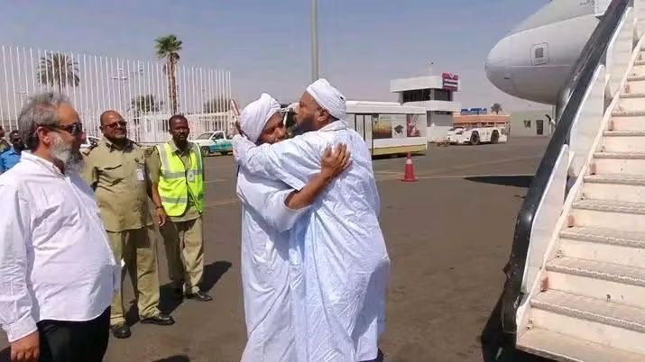 العلامة محمد الحسن ولد الددو يبدأ زيارة للسودان