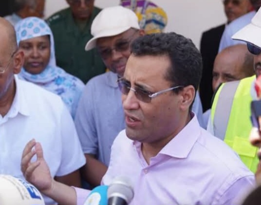 الوزير الأول ينتقد تأخر الأشغال في توسعة المستشفى الوطني