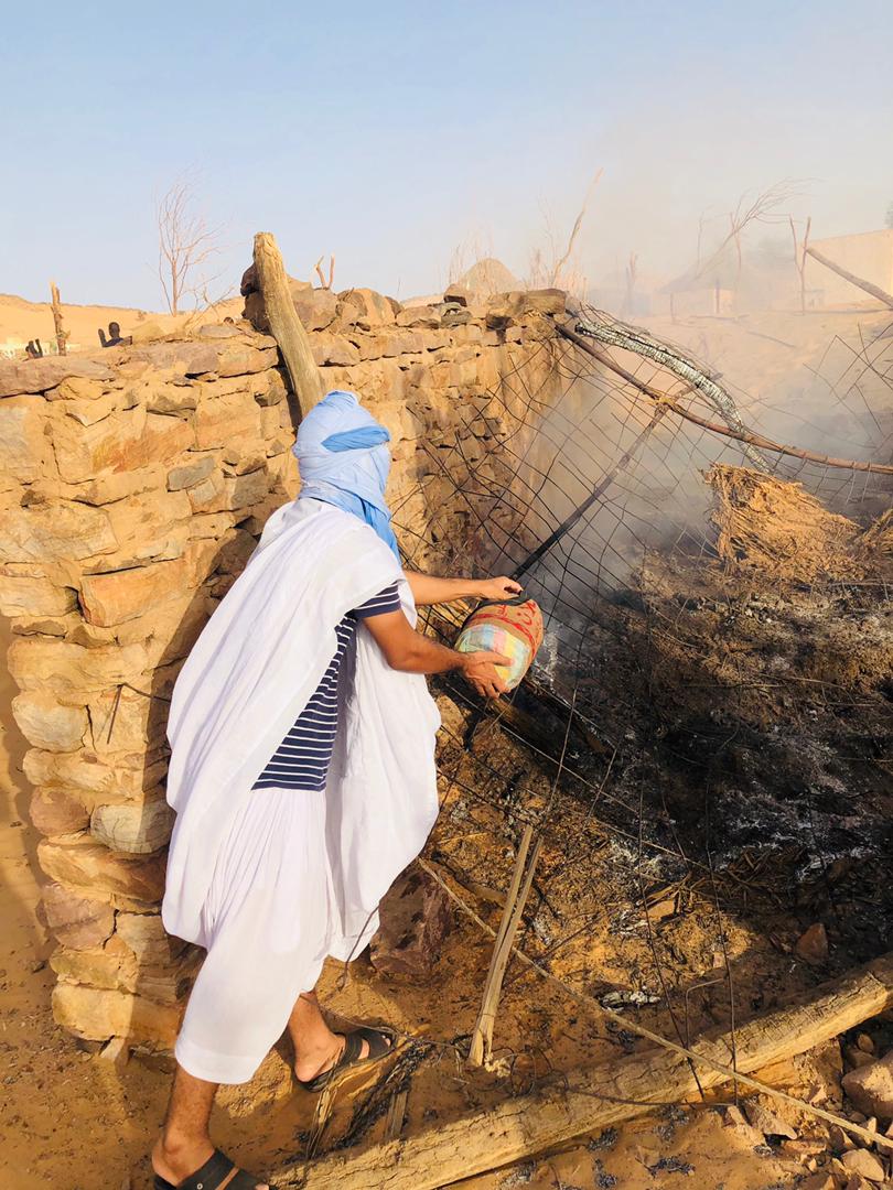حاكم أوجفت يشارك في إطفاء الحريق