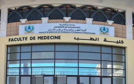 طلاب يحتجون على رفض كلية الطب استقبالهم