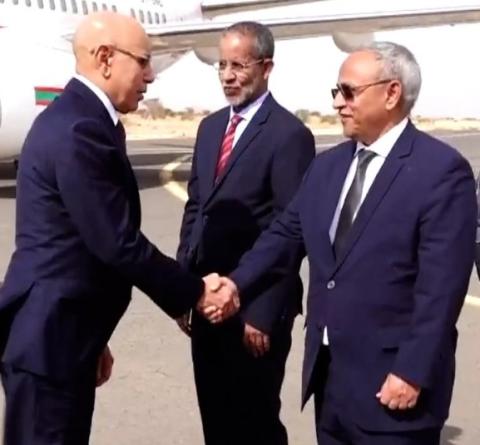 الرئيس محمد ولد الغزواني يصافح الإداري المدير العام لشركة "سنيم" المهندس محمد فال ولد اتليميدي في مطار ازويرات