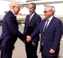 الرئيس محمد ولد الغزواني يصافح الإداري المدير العام لشركة "سنيم" المهندس محمد فال ولد اتليميدي في مطار ازويرات